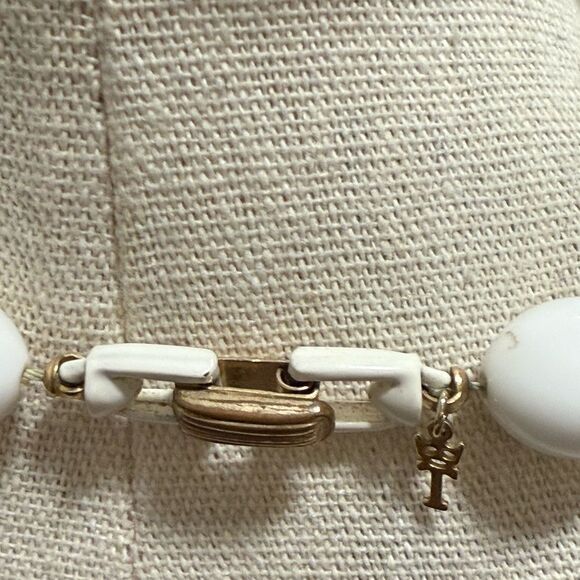 Vintage Crown Trifari White Lucite Bead Necklace & 2 Strand Matching Bracelet. - Picture 7 of 7
